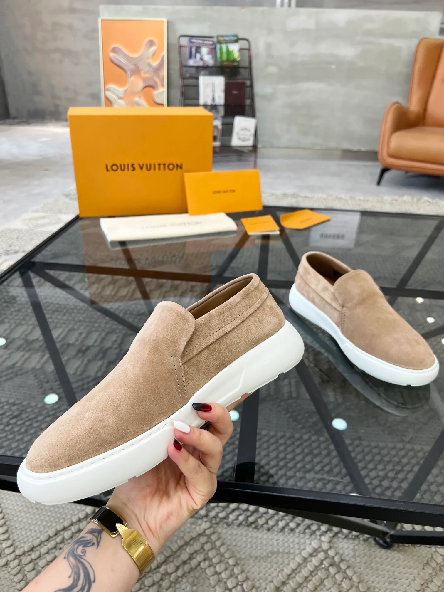 Factory price: 520💰 LV🔍Top purchasing agent🇮🇹 Road The most popular sneakers are available at the same time in the super popular sports shoe counters. The uppers are made of Italian original imported cowhide fabric. The classic and generous layout is a must-have for fashionistas. The complex craftsmanship is perfectly reproduced. The imported soft water-dyed cowhide lining is padded. The soles are: original soles specially provided by the factory. The exclusive foamed molded soles are super comfortable. The original factory follows the order. 🔍🔍High quality. You can go in and out of the counter at will. Welcome to compare. Size 39-45 (38 can be ordered)
